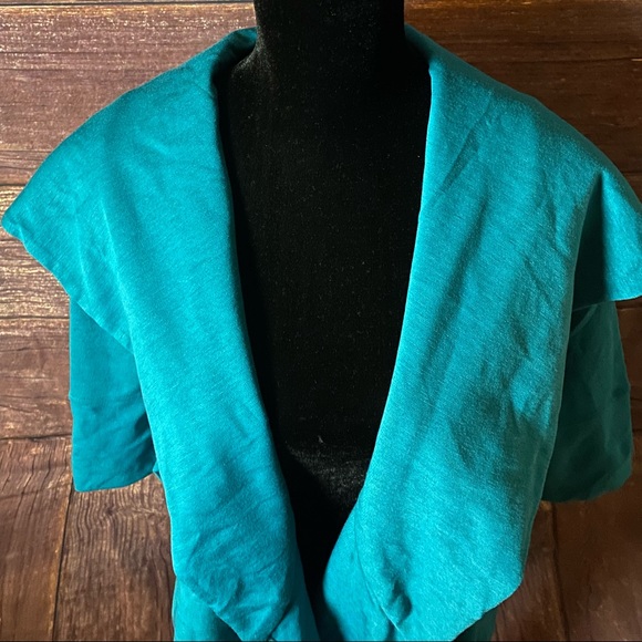 🆕 Jade Jacket with Hood - Picture 10 of 17